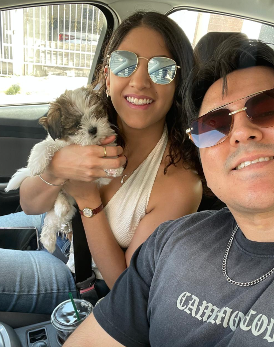 Isabel y Andrés juntos con su perrito